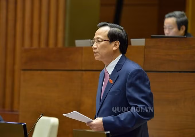 Bộ trưởng Bộ LĐ-TB&XH Đào Ngọc Dung trình bày tờ trình Dự án Bộ luật lao động (sửa đổi) trước Quốc hội.