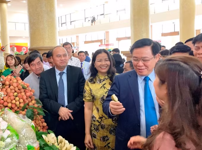 Phó Thủ tướng Vương Đình Huệ thăm và động viên các cơ sở sản xuất vải thiều Bắc Giang tại Diễn đàn. Ảnh: VGP