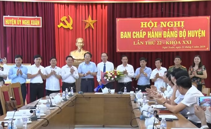 Ban Thường vụ Huyện ủy Nghi Xuân tặng hoa chúc mừng tân Bí thư Huyện ủy Nghi Xuân Phan Tấn Linh. Ảnh N.N.T