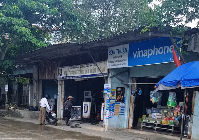 Người dân cho rằng đại lý bán lẻ xăng dầu Xuân Thành chậm di dời, giải tỏa sẽ gây nguy cơ cháy nổ và ảnh hưởng nguồn nước ngầm của khu dân cư. Ảnh PV