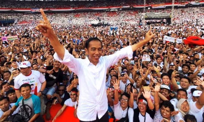 Ông Joko Widodo trong vòng vây người dân ủng hộ. Ảnh: Twitter.