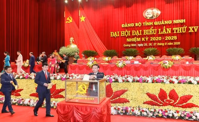 Các đại biểu thực hiện bầu cử BCH Đảng bộ tỉnh Quảng Ninh, khóa XV, nhiệm kỳ 2020 - 2025. Ảnh: Ban Tuyên giáo Tỉnh ủy QN.