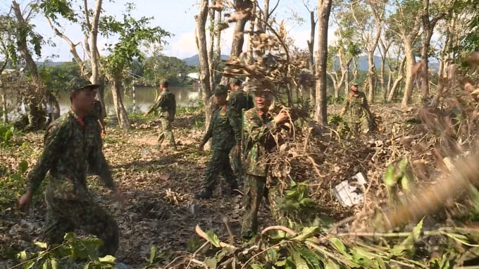 Bộ chỉ huy Quân sự tỉnh dọn dẹp vệ sinh 2 bên bờ sông Hương.
