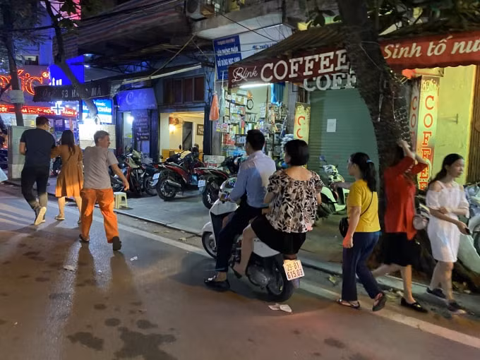 Cảnh chèo kéo của những người trông xe tại khu vực gần Phố Hàng Mã. Ảnh: Dương Lâm