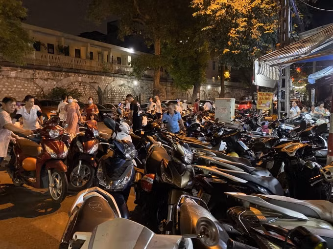 Bãi trông xe máy tự phát có giá từ 20.000-30.000 đồng / 1 xe. Ảnh: Dương Lâm