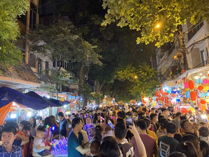 Phố Hàng Mã nêm chặt người dịp cận Tết Trung thu 2020. Ảnh: Dương Lâm