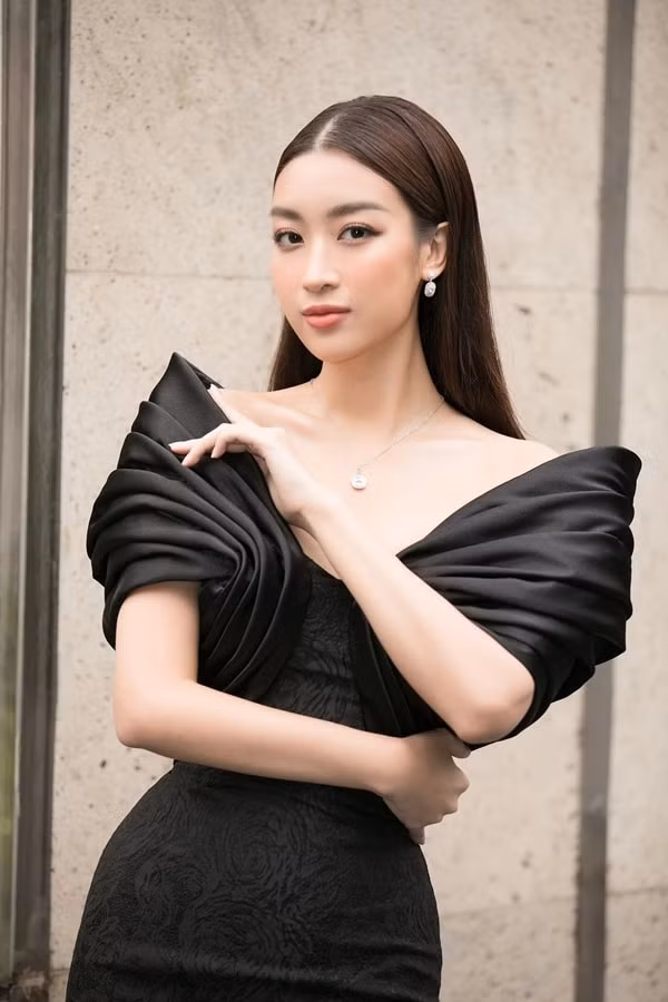 Hoa hậu Đỗ Mỹ Linh chọn chiếc đầm ôm sát khoe vai trần gợi cảm quyến rũ.