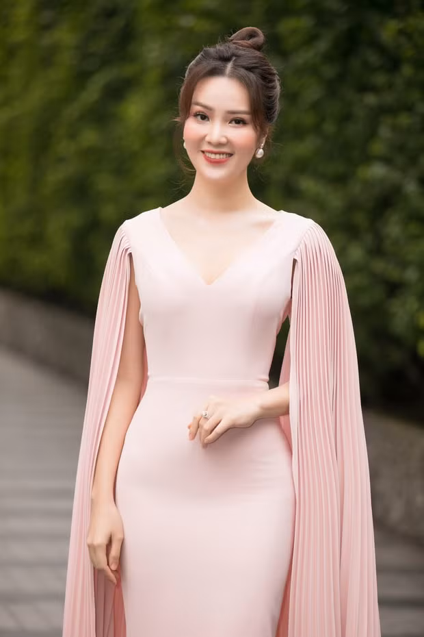 Á hậu Thụy Vân xuất hiện tại với trang phục hồng pastel dịu dàng.