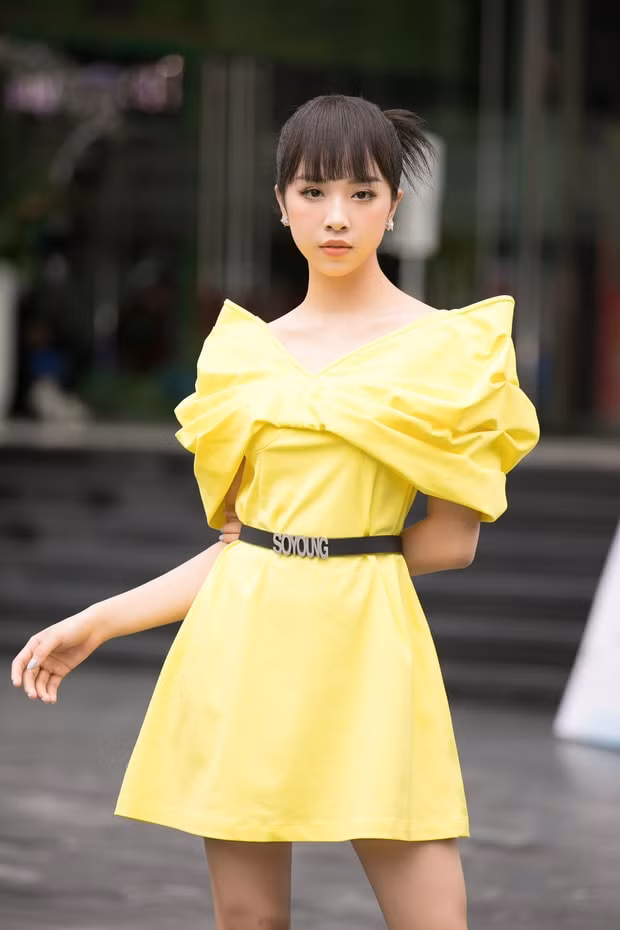 Á hậu Thuý An trong sắc vàng nổi bật.