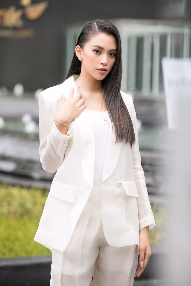 Tiểu Vy diện vest trắng đơn giản nhưng cực cuốn hút, nhan sắc nàng hậu được nhận xét thăng hạng rõ rệt sau 2 năm đăng quang&nbsp;Hoa Hậu Việt Nam.