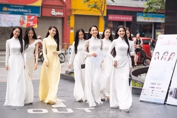 Các thí sinh xinh đẹp, thướt tha trong những tà áo dài truyền thống.