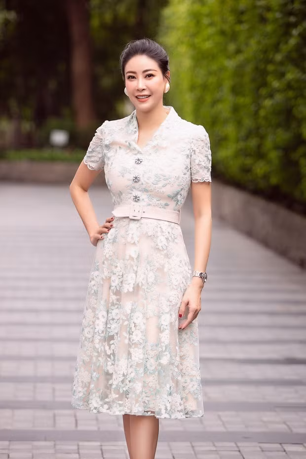 Hoa hậu Hà Kiều Anh trong váy xanh nền nã.