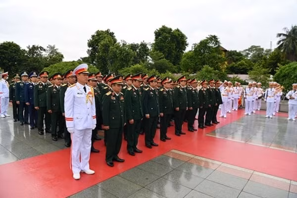 Đoàn đại biểu Đại hội Đảng bộ Quân đội lần thứ XI, nhiệm kỳ 2020-2025 tưởng niệm các Anh hùng Liệt sĩ tại Đài tưởng niệm các Anh hùng Liệt sĩ