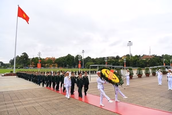 Đoàn đại biểu Đại hội Đảng bộ Quân đội lần thứ XI, nhiệm kỳ 2020-2025 viếng Lăng Chủ tịch Hồ Chí Minh