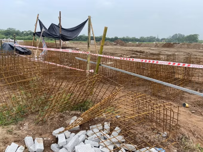 Vật tư phục vụ thi công dự án - sắt thép không được bảo quản, hoen rỉ lâu ngày.
