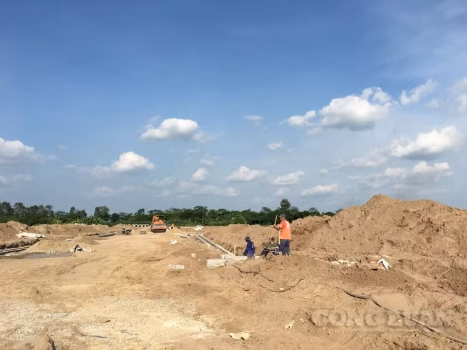 Công nhân làm việc tại dự án không được trang bị bảo hộ lao động, không được ký hợp đồng lao động.