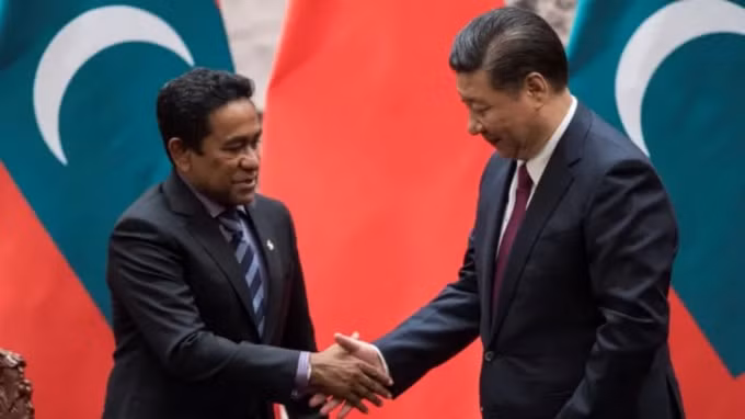 Tổng thống Maldives Abdulla Yameen (trái) trong 5 năm cho đến năm 2018, đã đưa quốc gia nhỏ nhất Nam Á vào quỹ đạo của Trung Quốc. Ảnh: Reuters