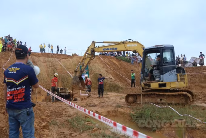 Đội cứu hộ có mặt để đưa xe đã không còn khả năng thi đấu ra khỏi đường đua