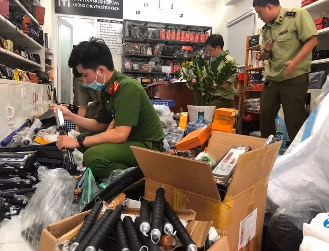 QLTT đã phát hiện 1.800 sản phẩm là: dao, dùi cui, dao bấm…được giấu trong cửa hàng bán túi xách.