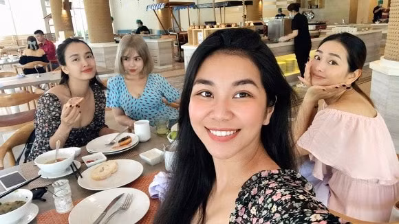 Nữ ca sĩ Thái Trinh cùng ca sĩ Ái Phương và hai người bạn chọn 1 khách sạn 5 sao trong chuyến du lịch nghỉ dưỡng của mình.