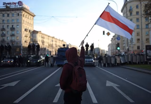 Một người biểu tình ở Minsk, Belarus. Ảnh: Reuters
