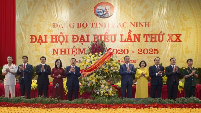 Đại tướng Tô Lâm - Ủy viên Bộ chính trị, Bộ trưởng Bộ Công an tặng hoa chúc mừng Đại hội
