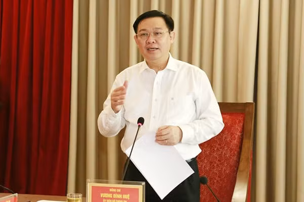 Ủy viên Bộ Chính trị, Bí Thư Thành ủy Vương Đình Huệ.