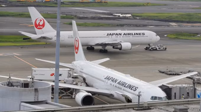 Máy bay của Japan Airlines tại sân bay Haneda ở Tokyo. Ảnh: Akira Kodaka/Nikkei