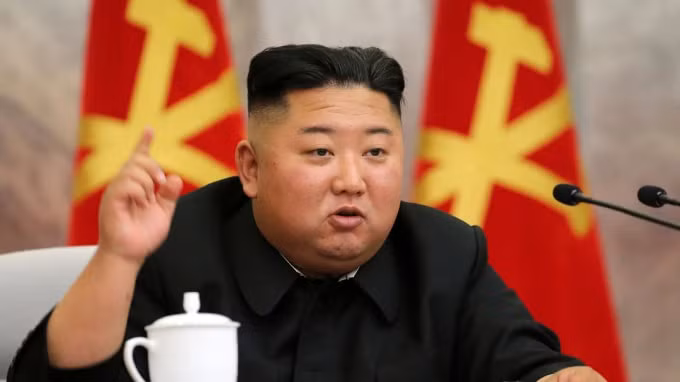 Nhà lãnh đạo Triều Tiên Kim Jong Un phát biểu trong cuộc họp của Ủy ban Quân sự Trung ương lần thứ bảy của Đảng Công nhân Triều Tiên trong ảnh hồ sơ ngày 24/5. Ảnh: Hãng thông tấn trung ương Triều Tiên / Korea News Service / AP