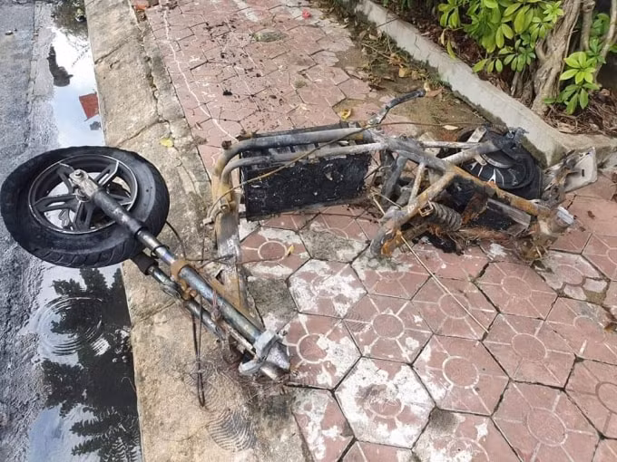 Chiếc xe máy điện bị cháy trơ khung