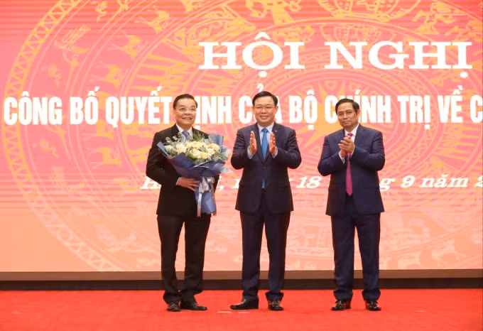 Trưởng Ban Tổ chức Trung ương Phạm Minh Chính và Bí thư Thành ủy Hà Nội Vương Đình Huệ tặng hoa, chúc mừng ông Chu Ngọc Anh. Ảnh: VNN