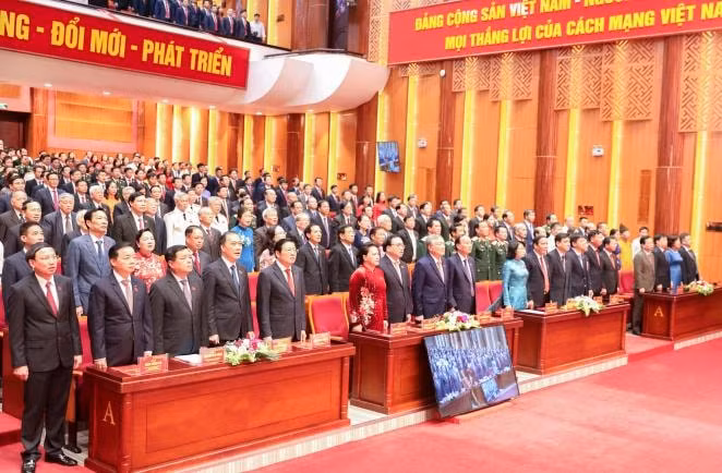 Các đại biểu dự Đại hội Đảng bộ tỉnh Quảng Ninh lần thứ XV làm lễ chào cờ tại phiên khai mạc. Ảnh: Ban Tuyên giáo Tỉnh ủy Quảng Ninh.