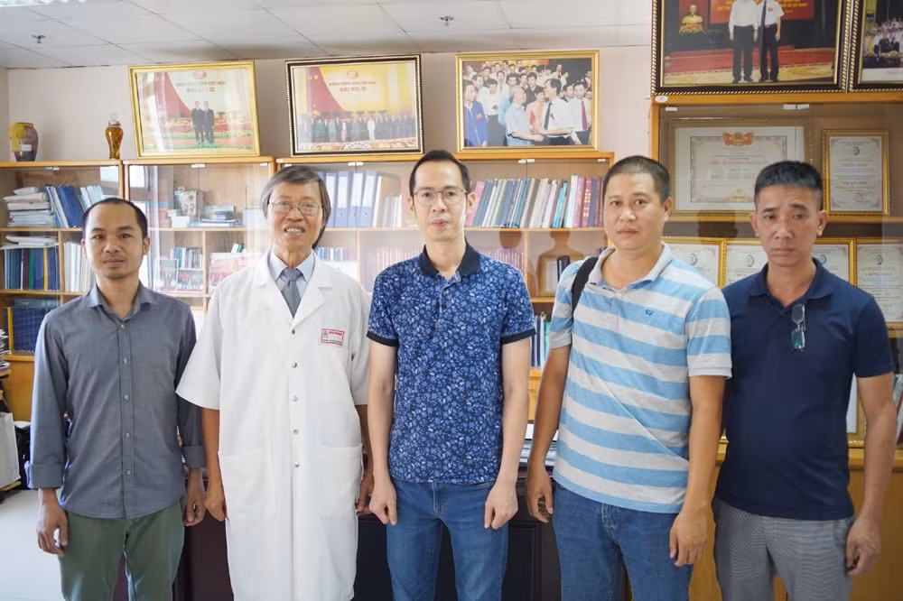 Ê kíp chụp ảnh cùng PGS.TS Nguyễn Duy Thăng, Nguyên PGĐ BV Trung ương Huế.
