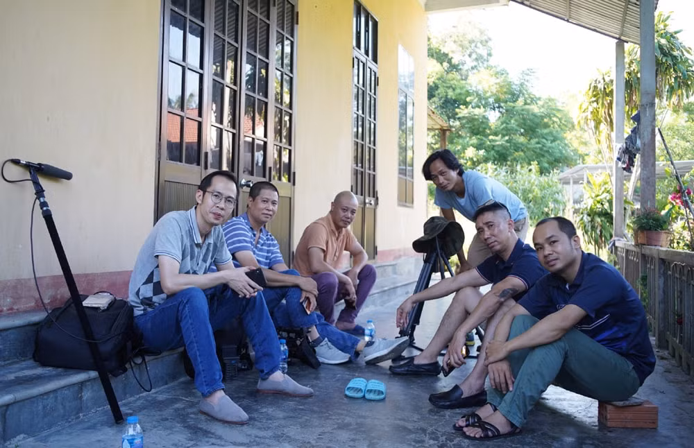 Ê kíp phải chờ đợi ngoài cửa 6 tiếng để gặp được nhân vật và khi đó nhân vật mới đồng ý ghi hình.