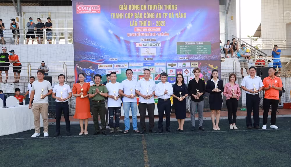 Ban tổ chức tặng quà lưu niệm cho các nhà tài trợ.