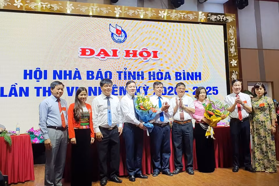 Lãnh đạo Hội Nhà báo Việt Nam tặng hoa chúc mừng Ban Chấp hành mới.