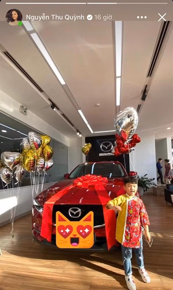Thu Quỳnh cùng con trai đi nhận xe.
