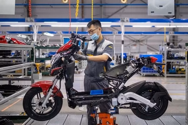 Kỹ thuật viên VinFast đang lắp ráp mẫu xe máy điện VinFast.NAG: Linh Phạm/Bloomberg