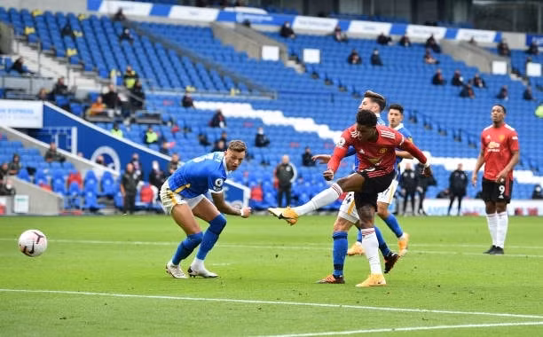 Cầu thủ Rashford đưa MU dẫn trước 2-1. Ảnh: internet.