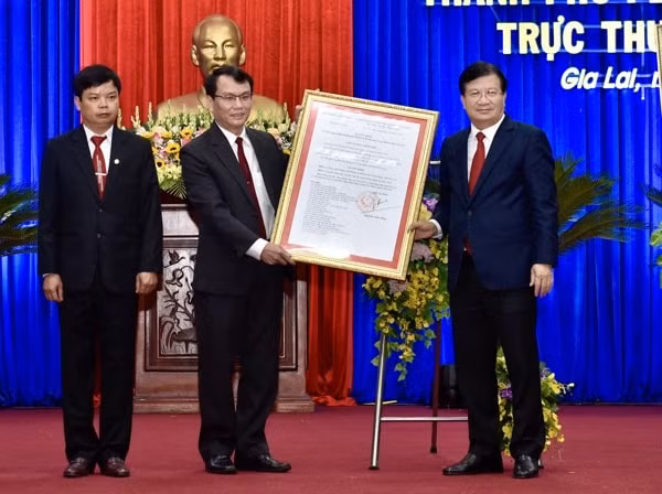 Phó Thủ tướng Trịnh Đình Dũng trao Quyết định công nhận thành phố Pleiku là đô thị loại 1. Ảnh: VGP