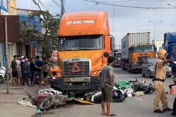 Xe đầu kéo húc văng loạt xe máy đang chờ đèn đỏ. Ảnh: TL