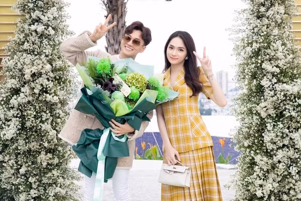 Hương Giang đến chúc mừng Ngô Kiến Huy