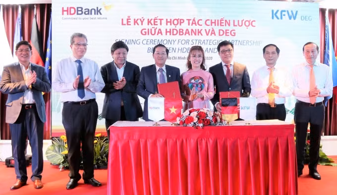 HDB ký kết hợp đồng phát hành trái phiếu chuyển đổi và hợp tác chiến lược với DEG.