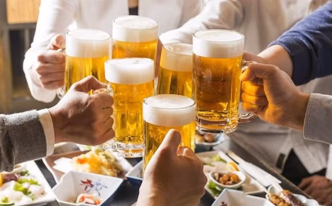 Hiện nay, việc uống rượu bia đang gây ra nhiều hệ lụy do đó cần thiết phải được siết chặt (ảnh minh họa - nguồn internet).