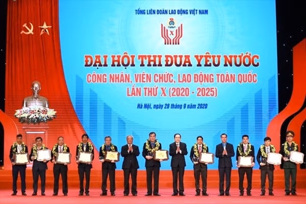 10 cá nhân xuất sắc tiêu biểu được tôn vinh và trao bằng khen tại Đại hội thi đua yêu nước, sáng 28/9. Ảnh: LĐ