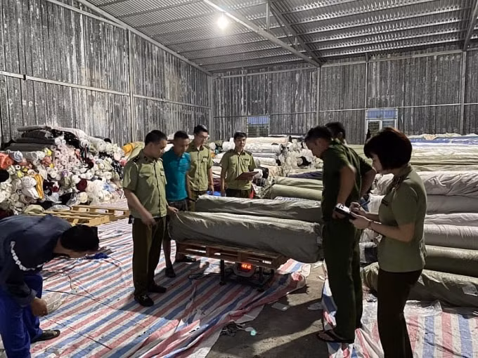 Phát hiện kho hàng chứa 80 tấn vải cuộn không rõ nguồn gốc xuất xứ. Ảnh minh họa.