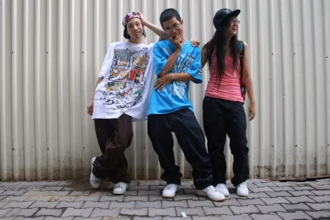 Phong cách thời trang đậm chất hiphop thế hệ cuối 8x đầu 9x. Ảnh: FBNV