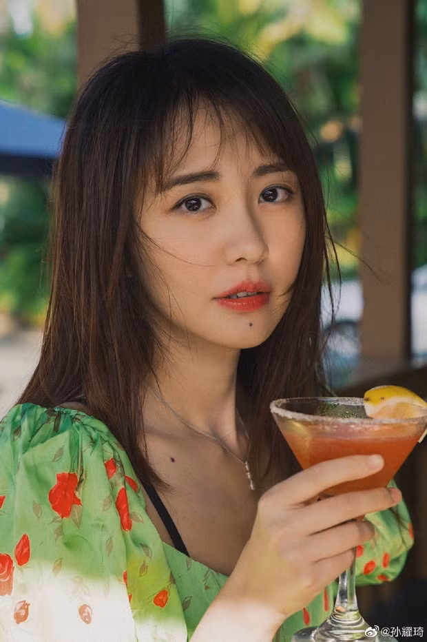 Tôn Diệu Kỳ tự mình đánh mất sự nghiệp vì sự cố vạ miệng.