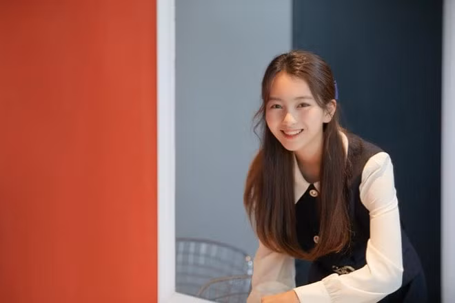 Nụ cười ngọt ngào của Kal So Won khiến người đối diện tan chảy.