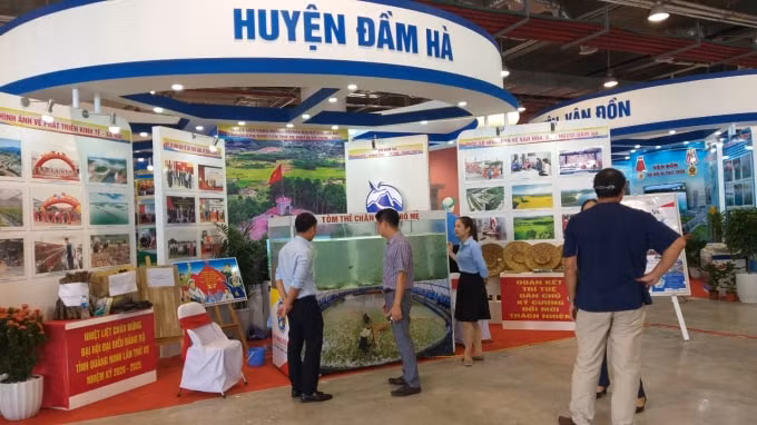 Gian hàng huyện Đầm Hà trưng bày nhiều sản phẩm đặc trưng hấp dẫn. Ảnh: Nguyễn Hữu Hồng.
